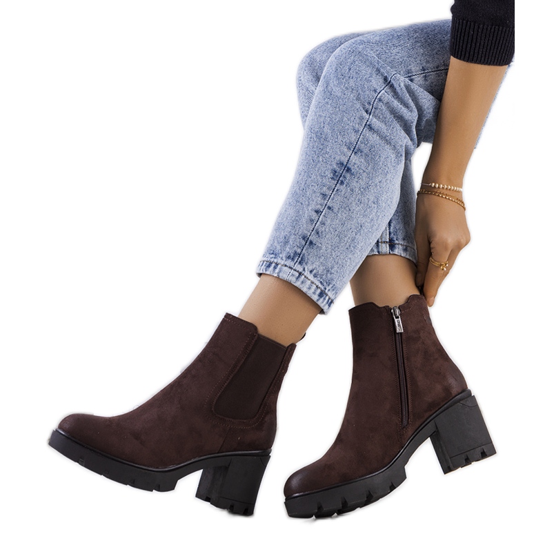 Cizme maro cu toc de piele intoarsa de la Svelte