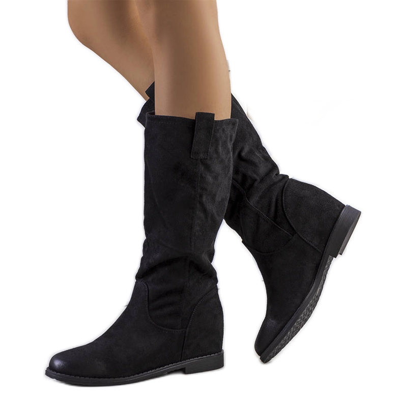 Cizme negre pe tocul interior al lui Mae negru