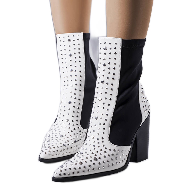 Cizme albe decorate cu crampoane Orazi