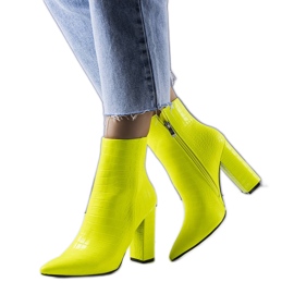 Botine galbene neon pe postul Confi Botine galbene neon pe postul Confi