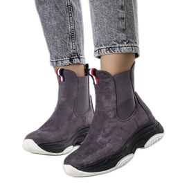 PA1 Cizme izolate gri de la Takani