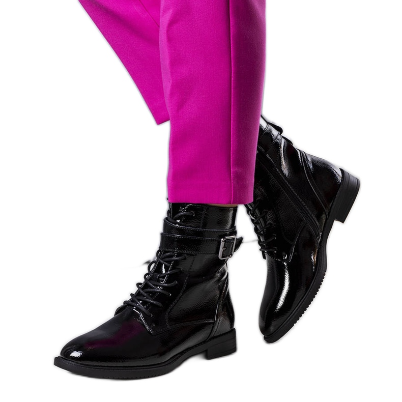 Cizme izolate negre din piele lacuita de la Pompi negru