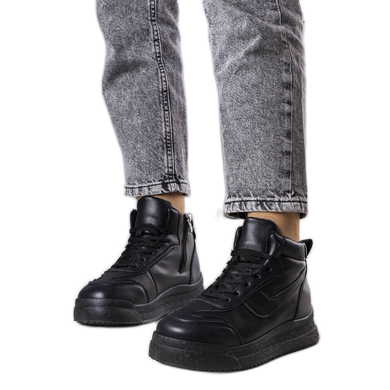 Tenisi izolați negri de la Korti negru