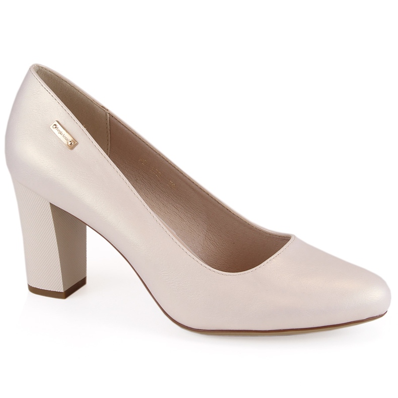 Pompe bej cu perle pe un stâlp decorativ de la Sergio Leone