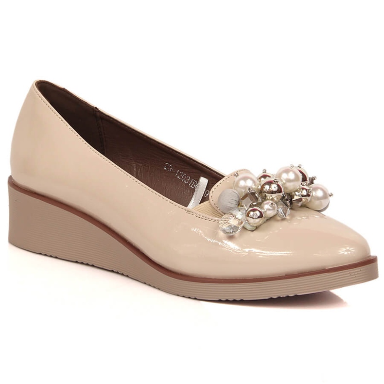 Pantofi cu pană lăcuți bej cu margele Potocki SZ12031