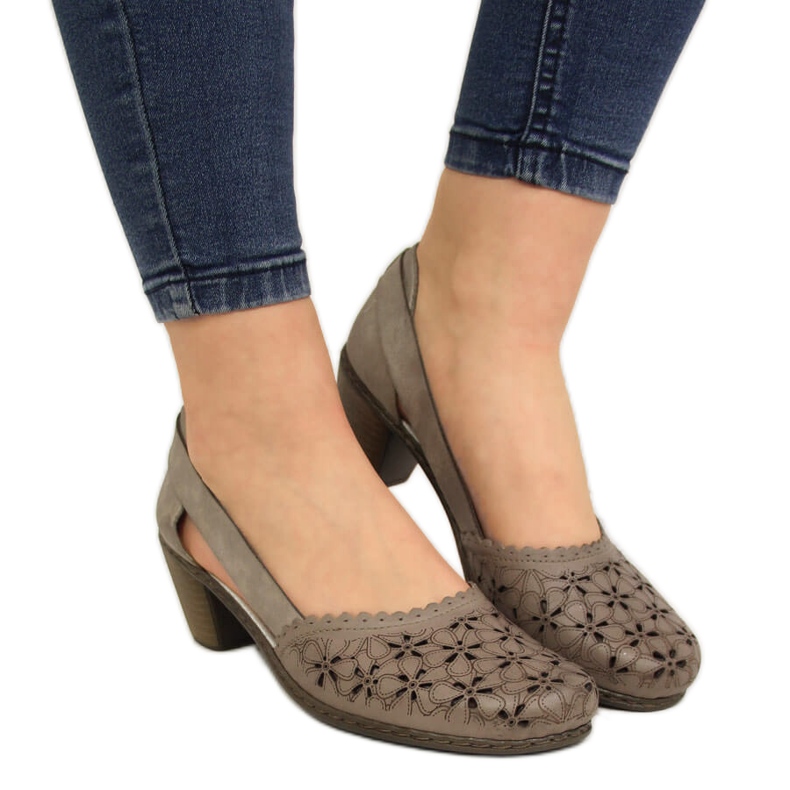 Pompi de damă din piele ajurata bej Rieker 40986