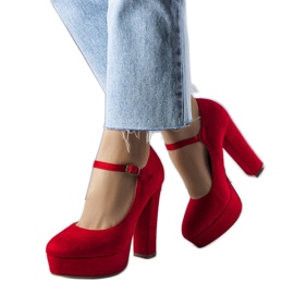 Pompe cu toc roșu de la Johnnie roşu