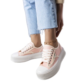 Adidașii cu platformă roz ai lui Connie Adidașii cu platformă roz ai lui Connie