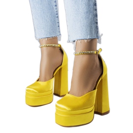 Pompe galbene cu toc înalt de la Elvira Pompe galbene cu toc înalt de la Elvira