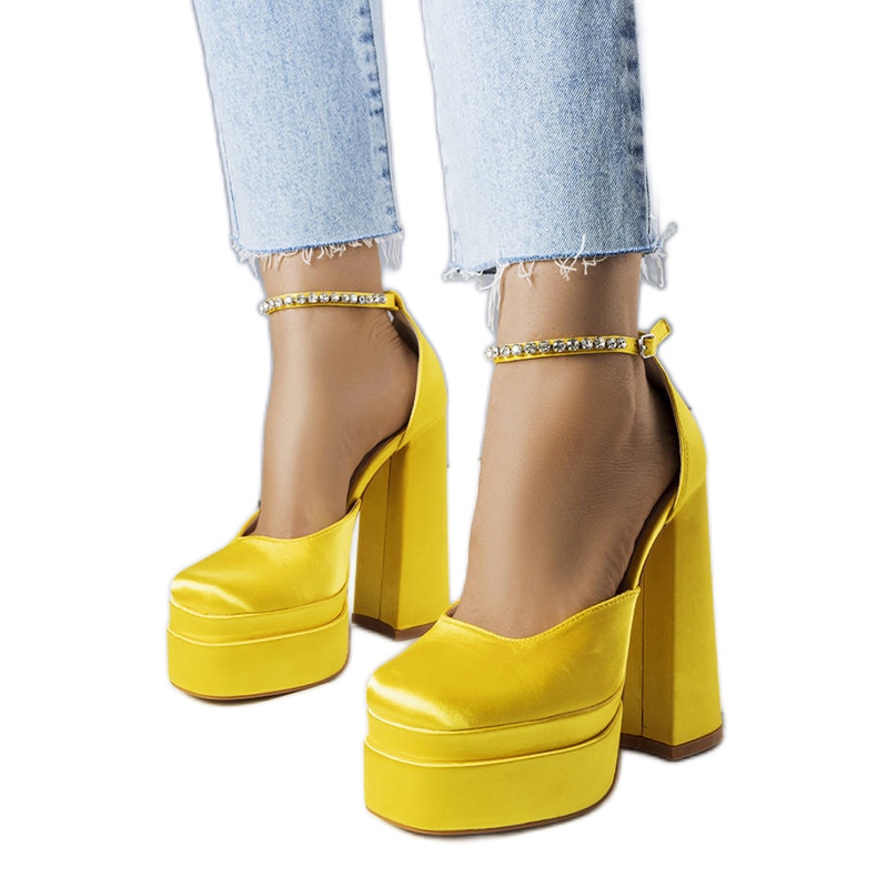 Pompe galbene cu toc înalt de la Elvira