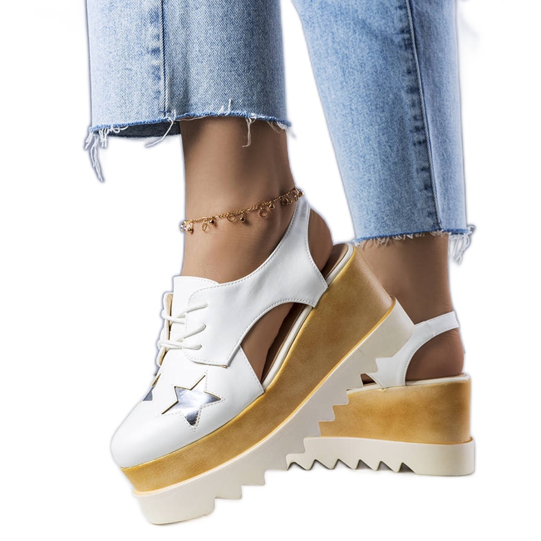 Pantofi albi cu pană de la Joan Pantofi albi cu pană de la Joan