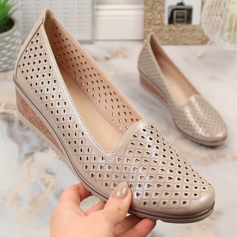 Pantofi de damă bej strălucitori cu pană ajurata Potocki SZ12018