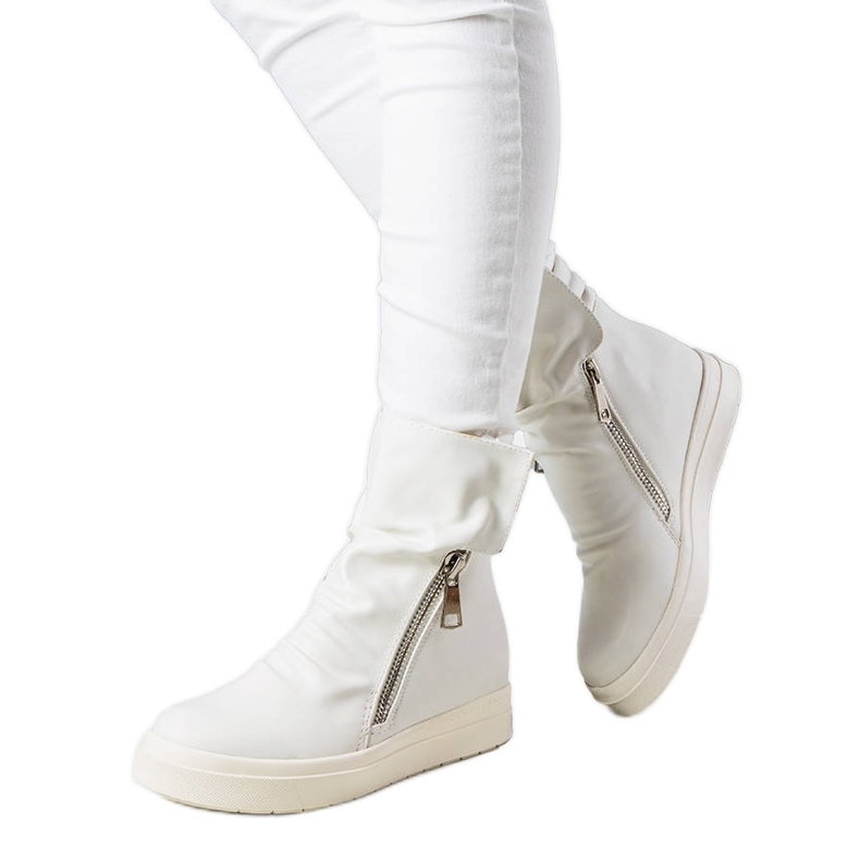 PA1 Cizme cu pană albe de la Monique PA1 Cizme cu pană albe de la Monique