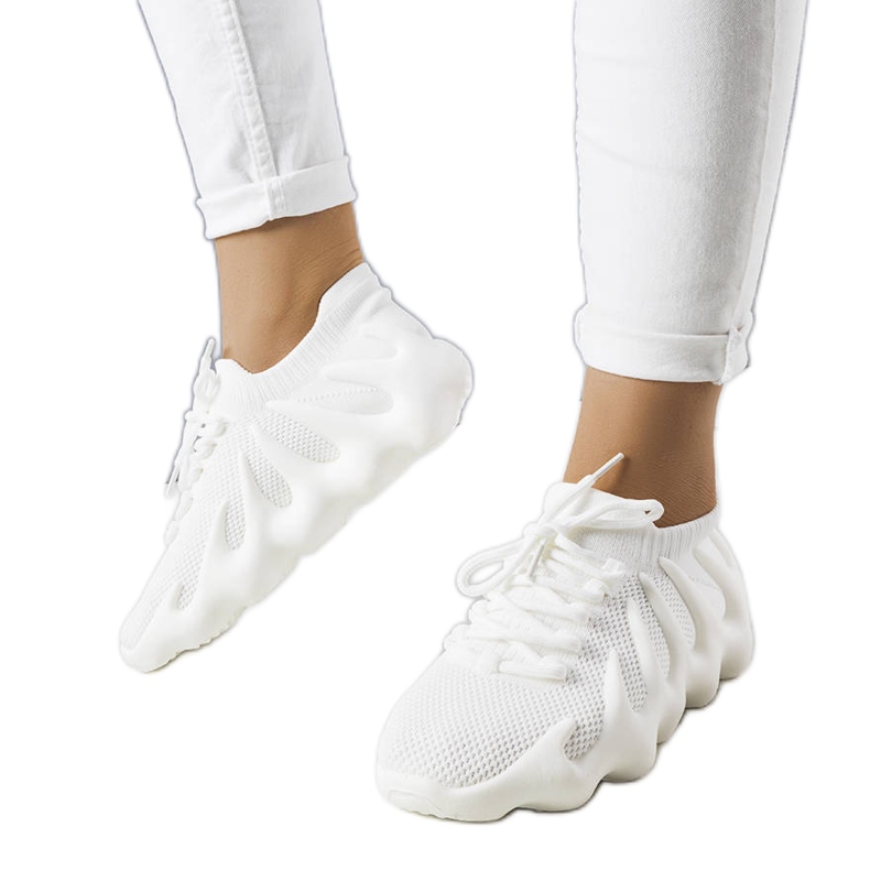 Tenisi albi aeriși de la Muriel