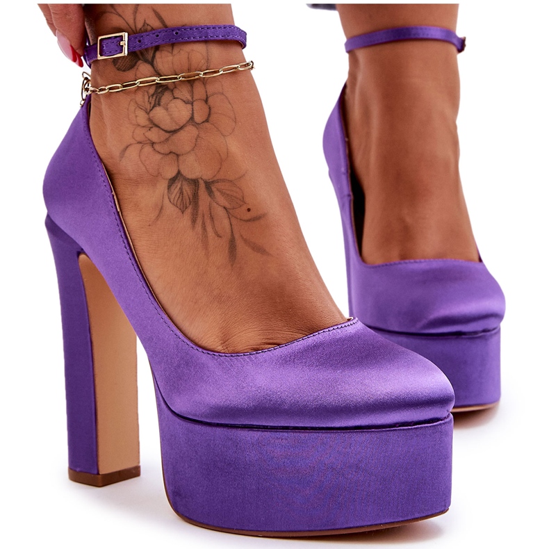 Pompe la modă pe un stâlp înalt violet