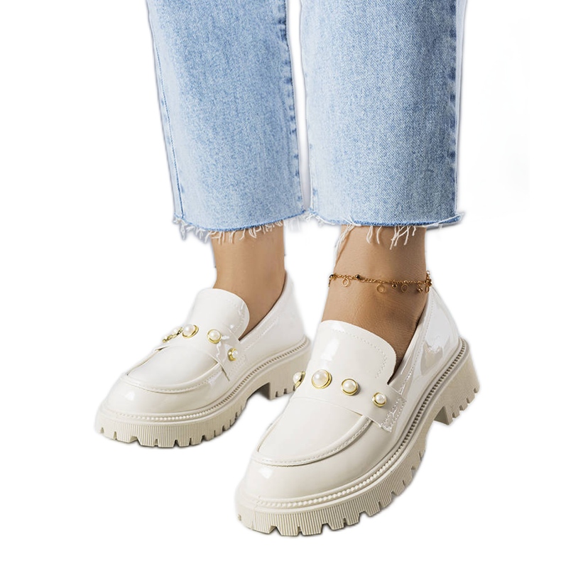 Pantofi lacuiti bej cu perle Serlait Pantofi lacuiti bej cu perle Serlait