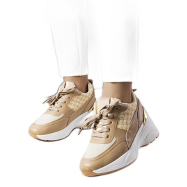 Adidași bej decorați cu monograma Lora Adidași bej decorați cu monograma Lora