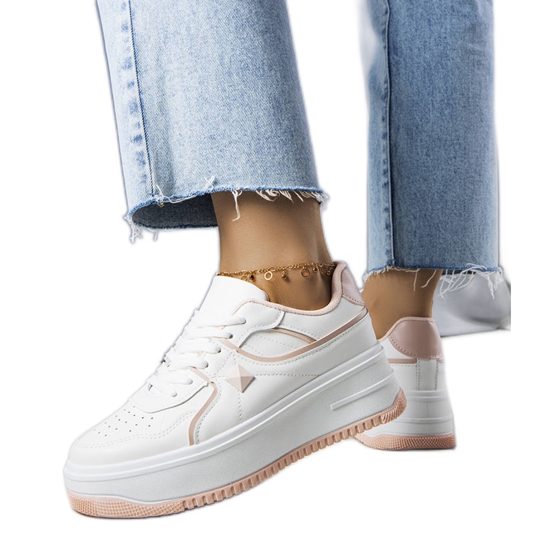 Tenisi albi și roz pe platforma Lepage Tenisi albi și roz pe platforma Lepage