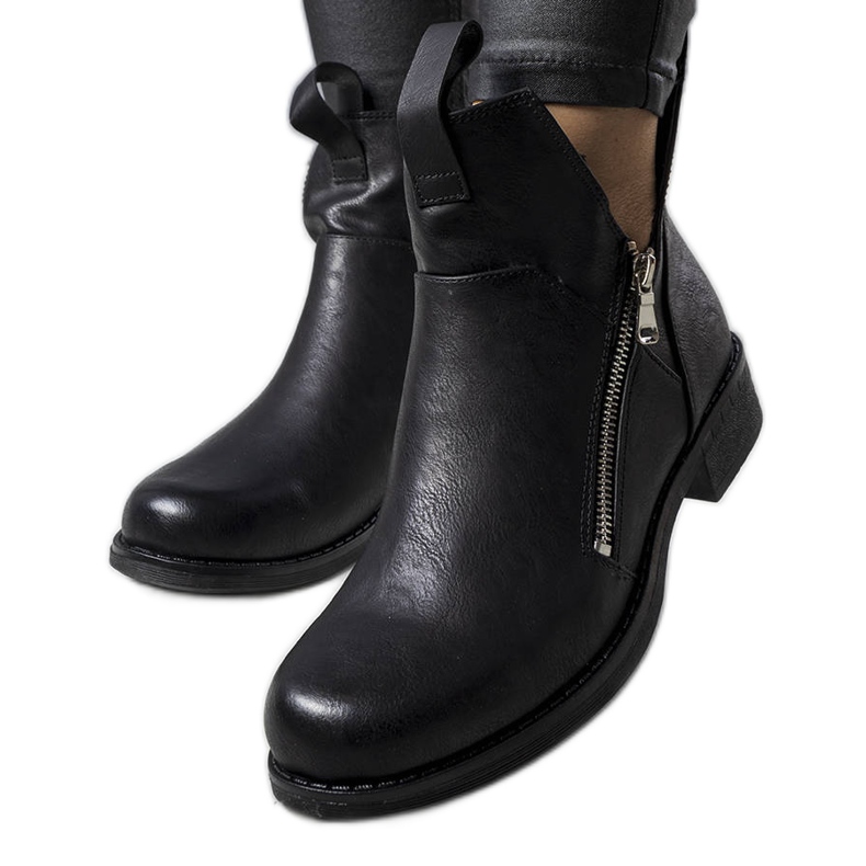 BM Botine negre decupate Pat negru