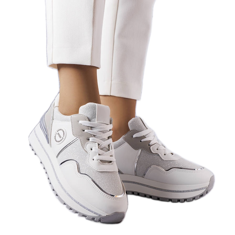 BM Tenisi albi cu inserții cu sclipici de la Léves BM Tenisi albi cu inserții cu sclipici de la Léves