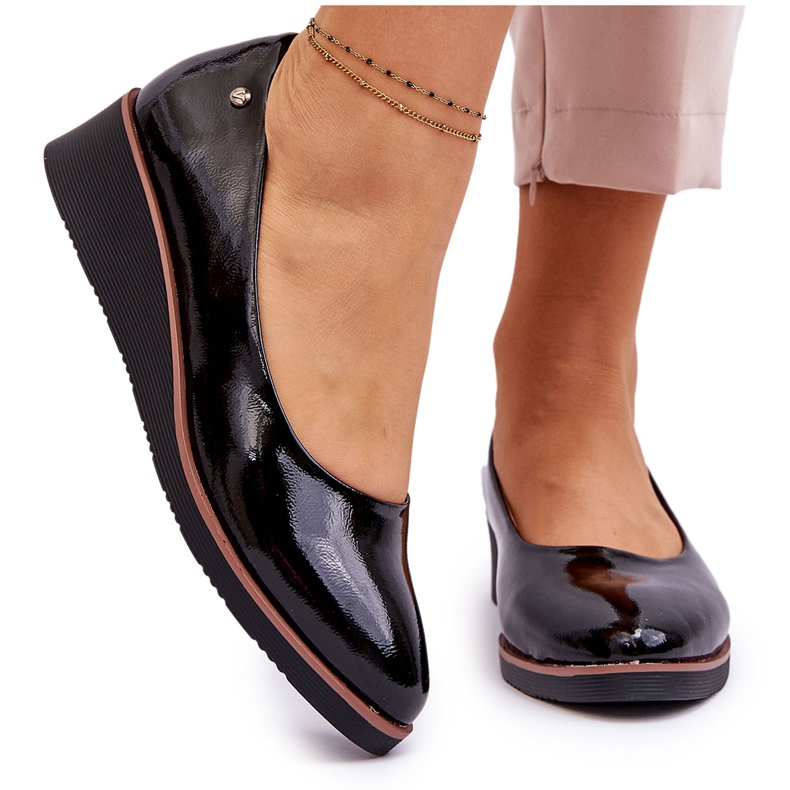 Vinceza Pompi clasici cu pană din piele lacuată Negru Paola