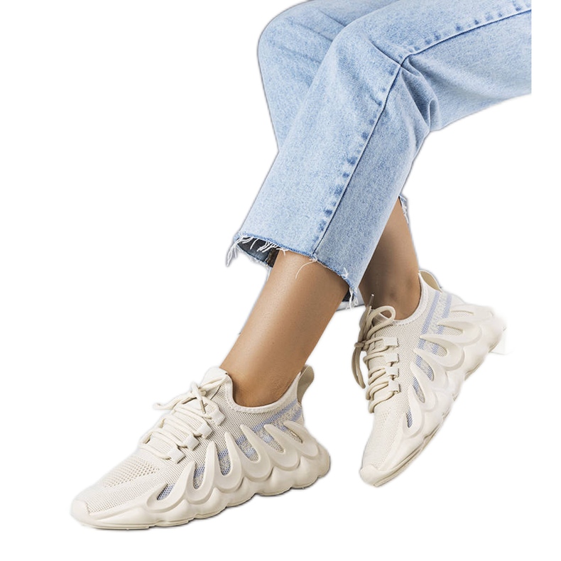 Adidași bej pe o talpă Beth la modă