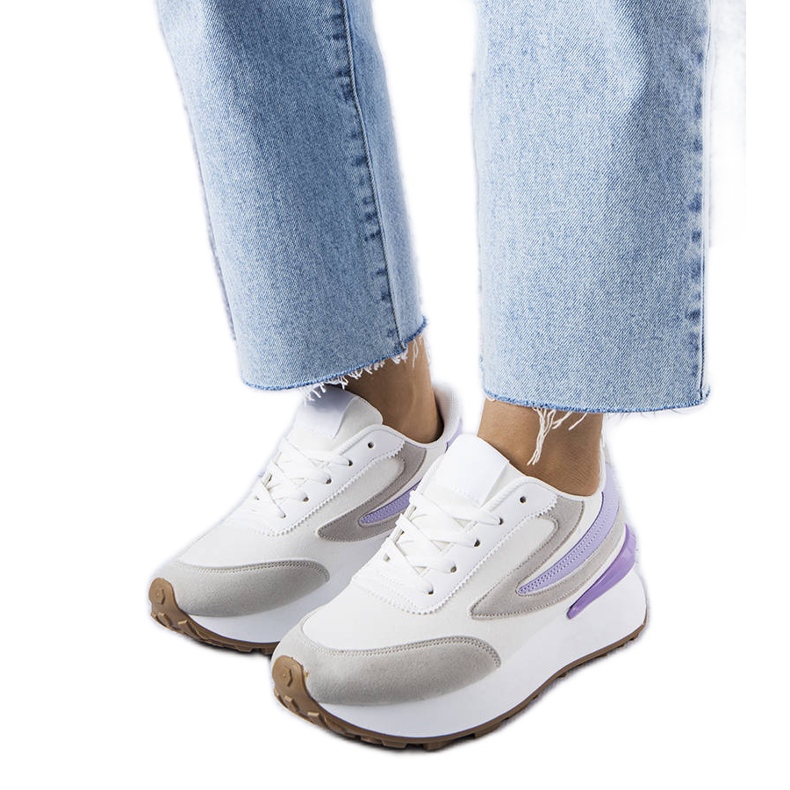 Adidași albi pe o talpă mai groasă de la Moore Adidași albi pe o talpă mai groasă de la Moore