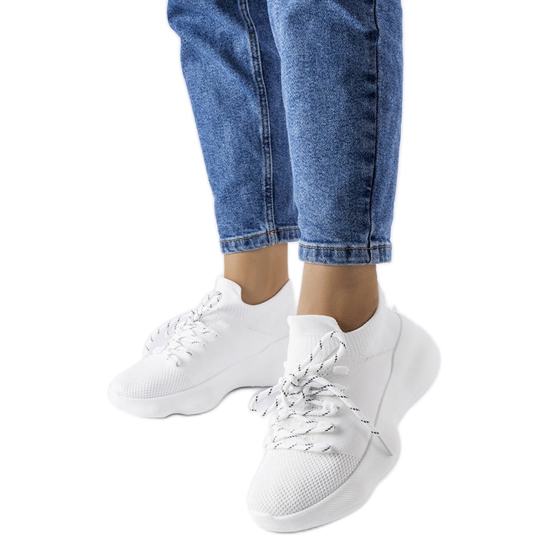 Tenisori albi din material textil de la Lavallée