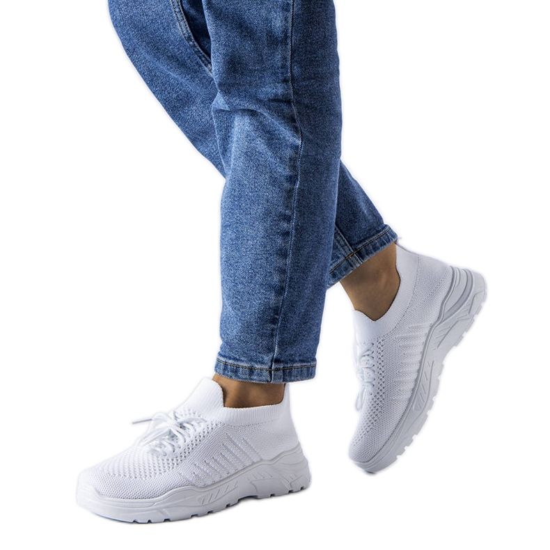 BM Tenisi albi cu partea superioară flexibilă de la Gois