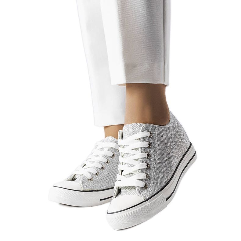 BM Adidași cu pană cu sclipici argintii din Creta