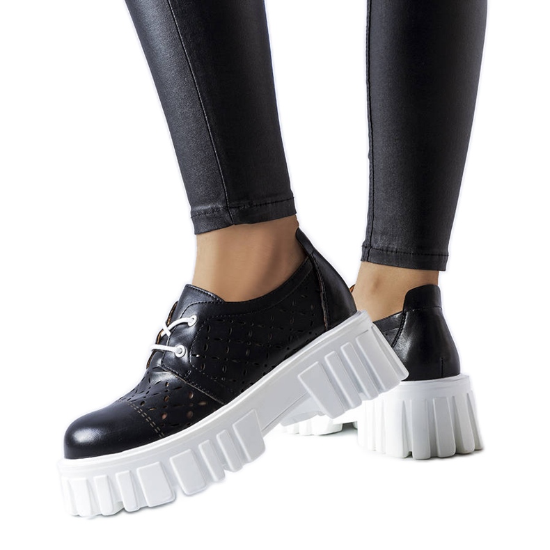 Pantofi negri ajurati masivi de la Camus negru Pantofi negri ajurati masivi de la Camus negru