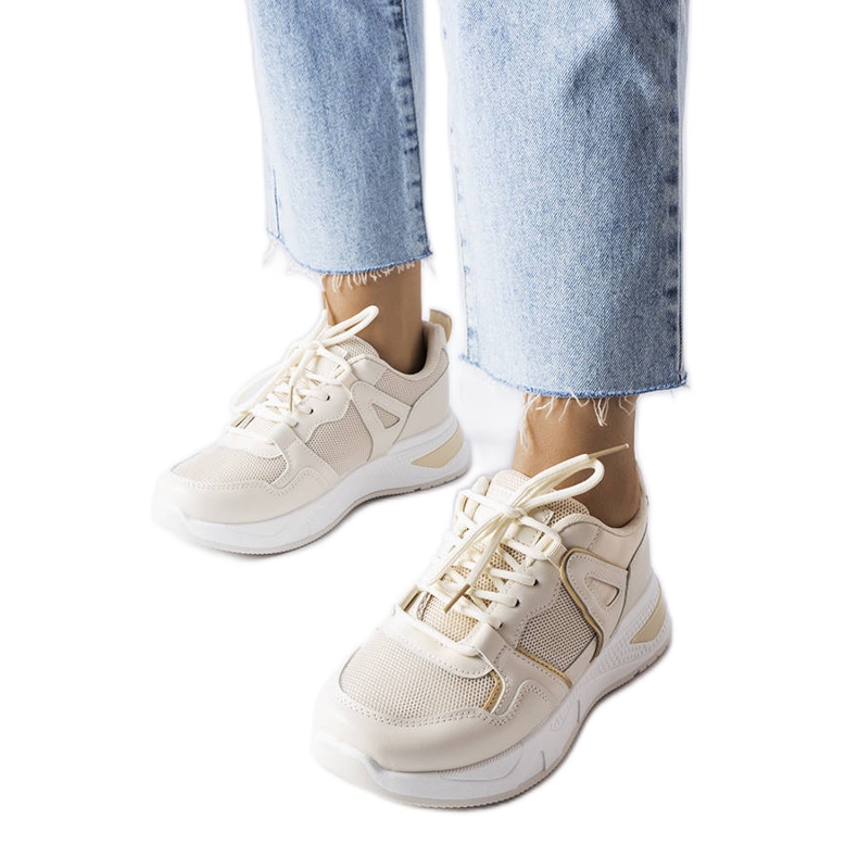 Adidași bej din mai multe țesături de la Caya