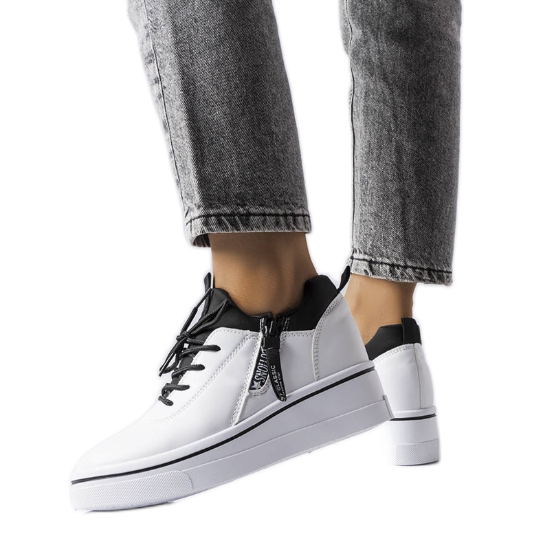 Tenisi albi cu pană joasă de la Mathieu