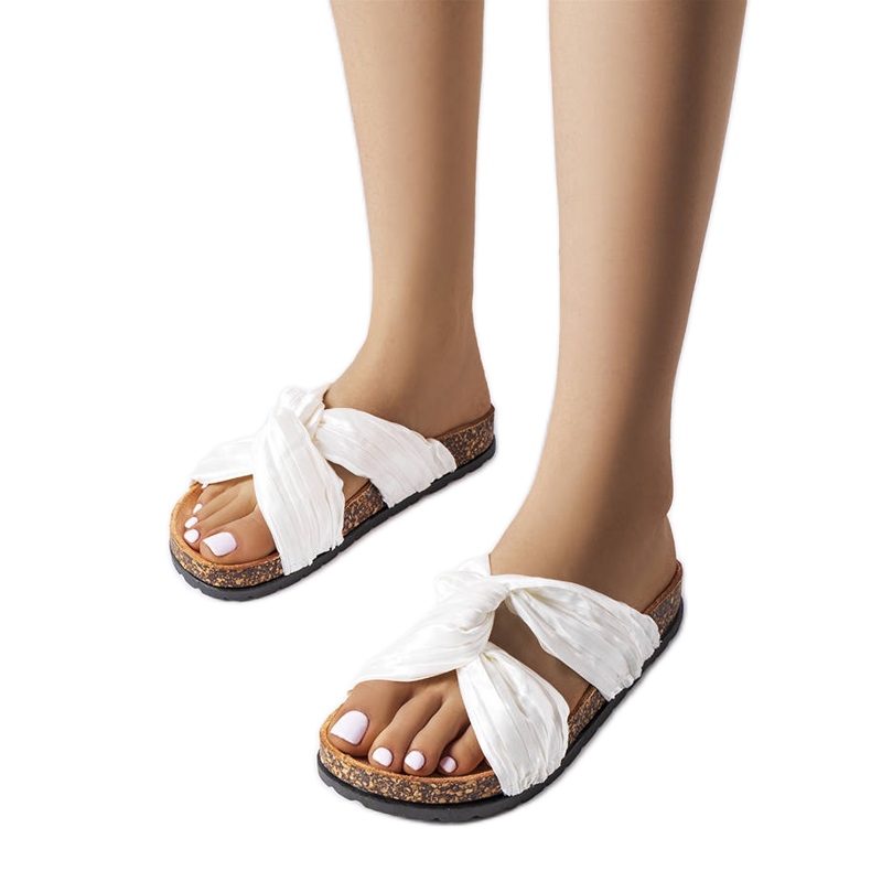 Papuci albi decorati cu stofa Fresne