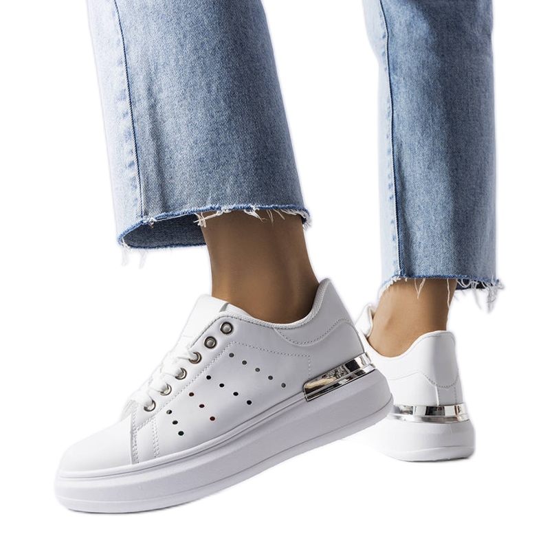 Adidași albi cu perforație Chalut colorată Adidași albi cu perforație Chalut colorată