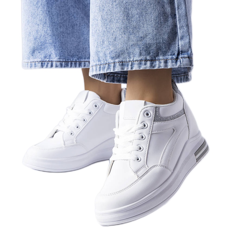 Tenisi albi cu inserții cu sclipici de la Bonevil Tenisi albi cu inserții cu sclipici de la Bonevil