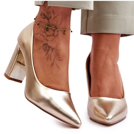 Pompe clasice pe barul Elizabeth Gold ornamentat de aur