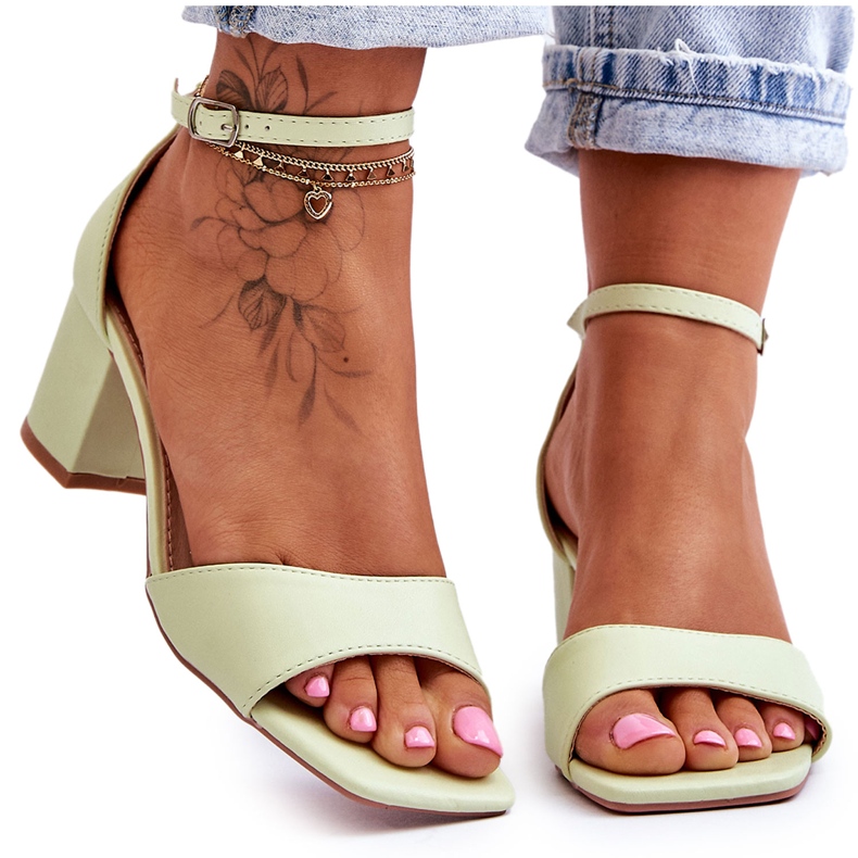 PG1 Sandale din piele ecologică pe un toc mic Whitney verde deschis PG1 Sandale din piele ecologică pe un toc mic Whitney verde deschis