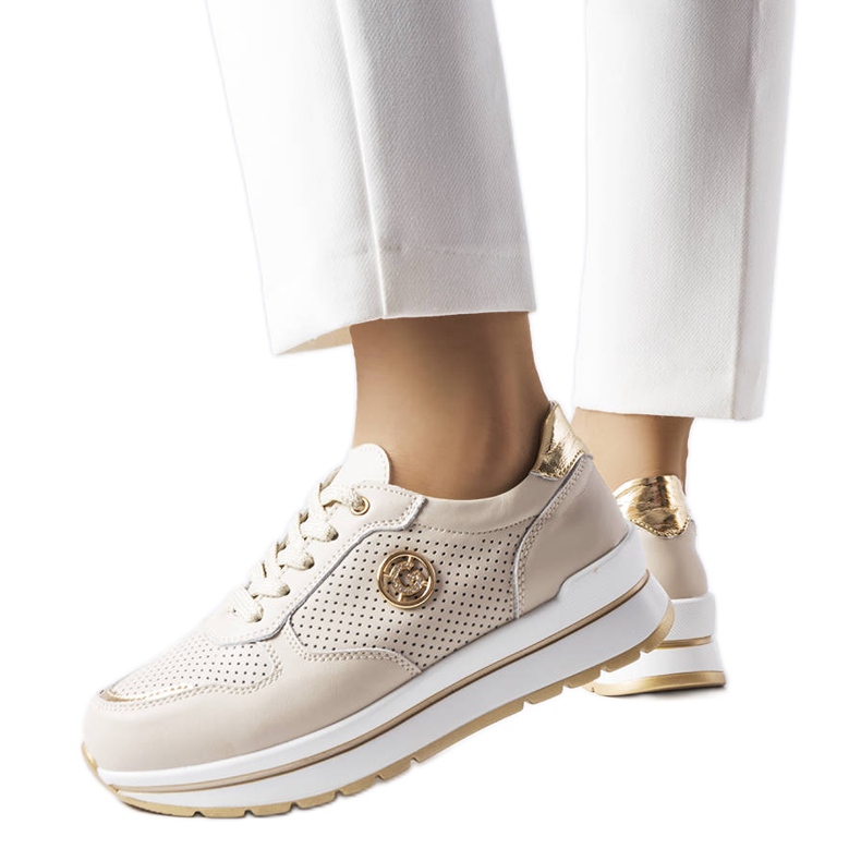 Pantofi bej din piele ajurata de la Talbot