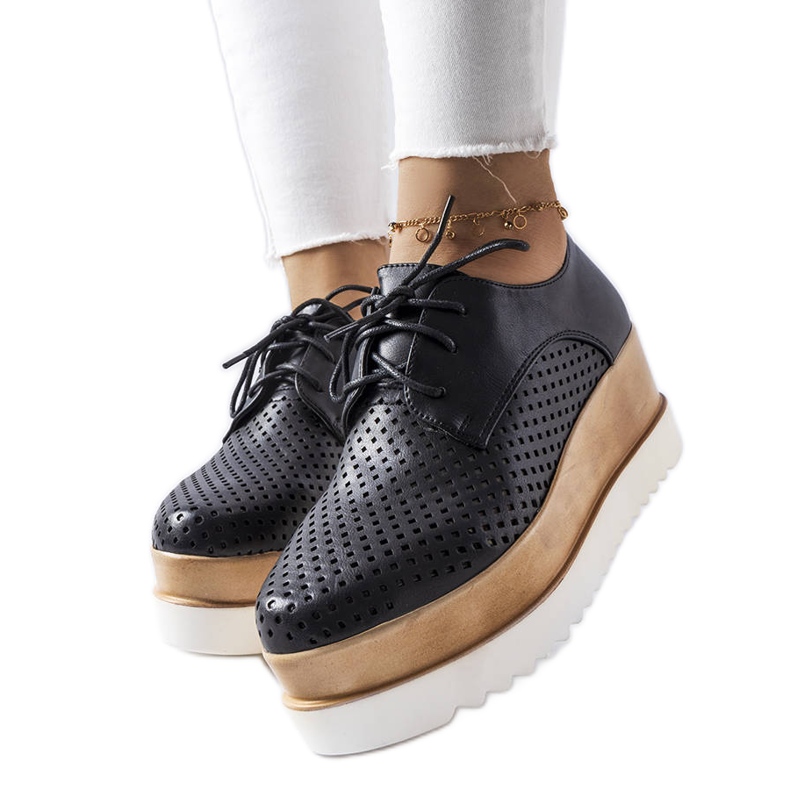 Pantofi negri cu pană ajurata de la Laurent negru