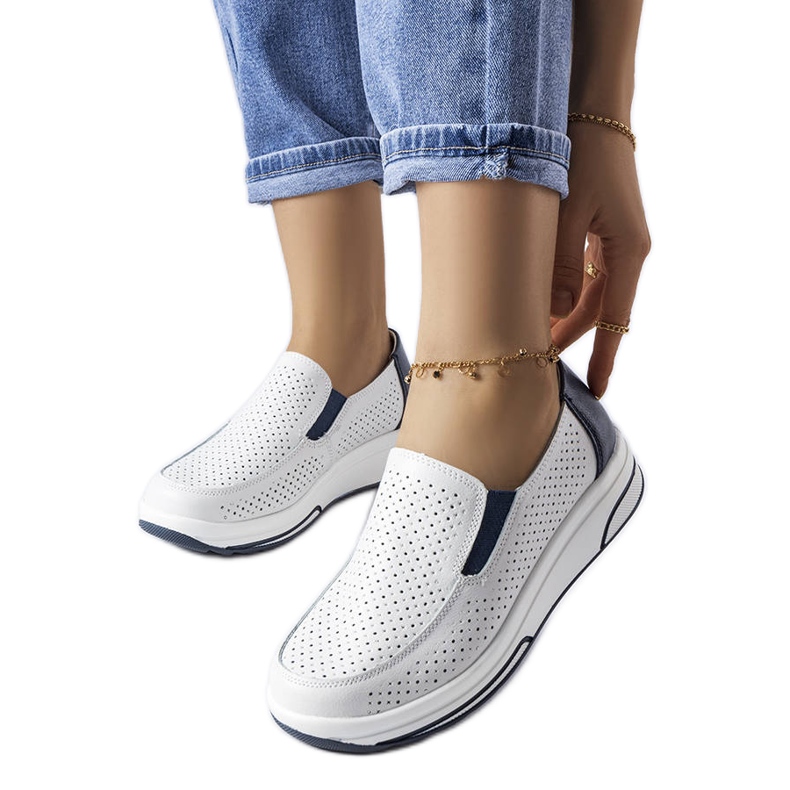 Pantofi albi din piele ajurata de la Aiglentina Pantofi albi din piele ajurata de la Aiglentina