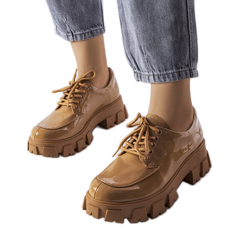 Pantofi maro din piele lacuita de la Beccadelli