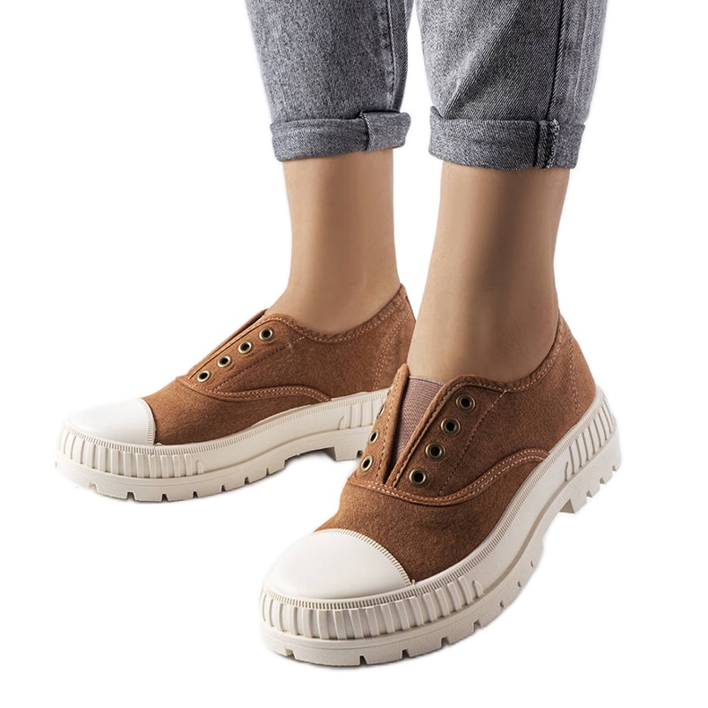 Adidași maro de la Walton