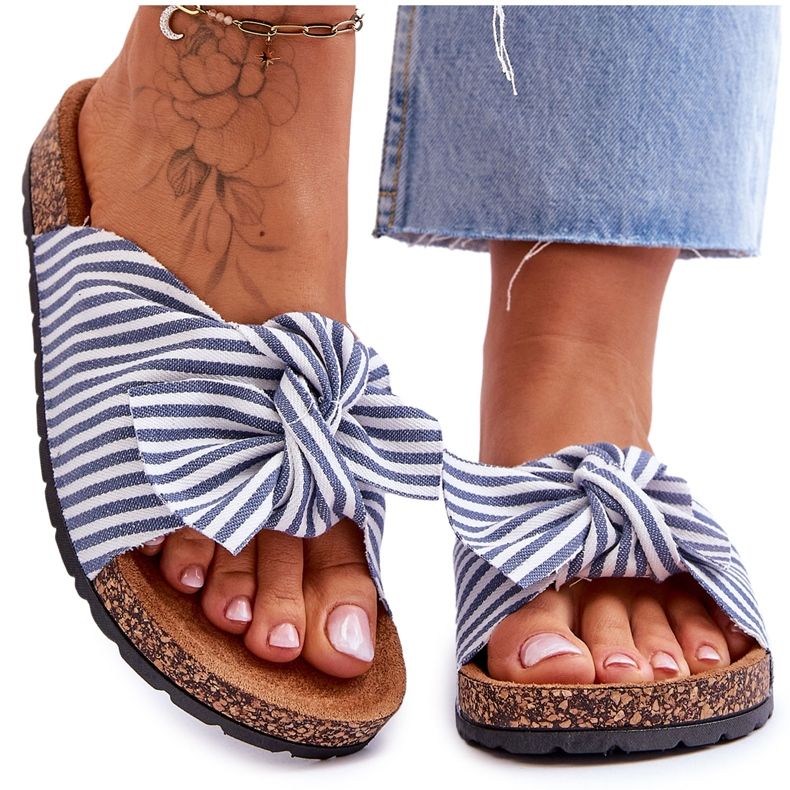 FJ1 Flip Flops Pe O Platformă De Plută Cu dungi Albe Și Albastre Festive