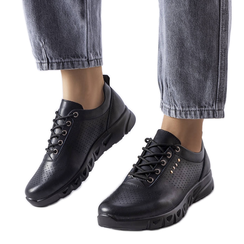 Broderie neagra din piele ajurata de la Brodeur negru