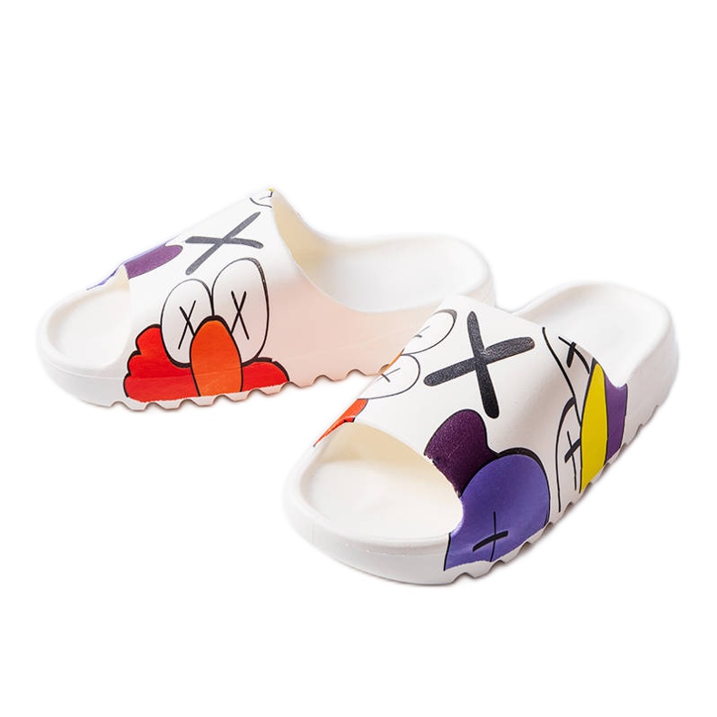 Papuci albi cu benzi de rulare și imprimeuri Papuci albi cu benzi de rulare și imprimeuri
