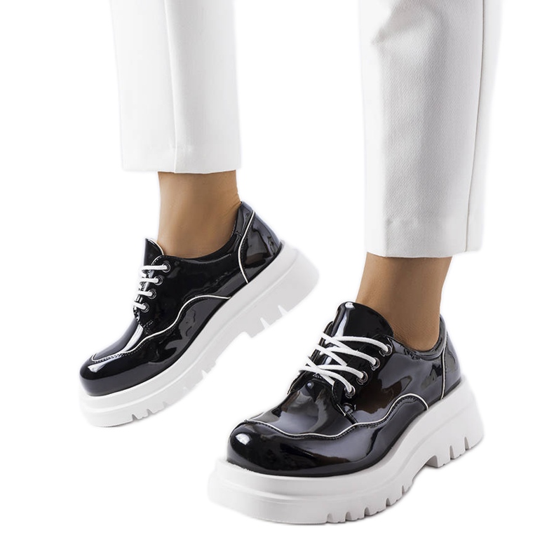 Brogues negri pe o talpă Cheshire masivă negru