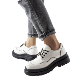 Brogues albe pe o talpă Cheshire masivă