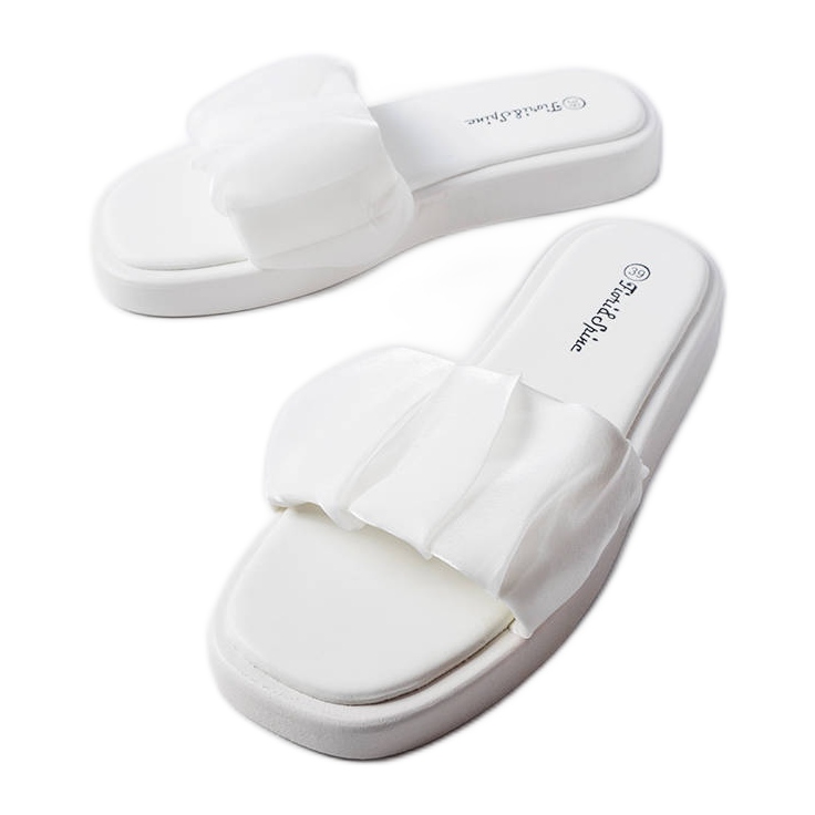 Glisoare albe decorate cu volane Boulevard