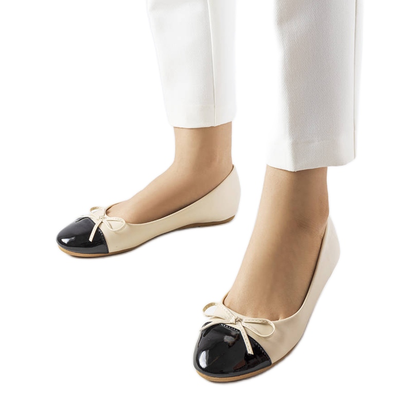 Balerini bej cu vârf lacuit de la Despins Balerini bej cu vârf lacuit de la Despins